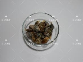 蛤蜊洗净沥水备用