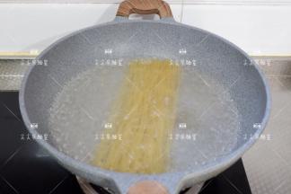 煮意面，锅中煮开水加1小勺油和盐，下入意面煮8分钟