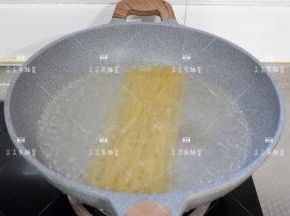 煮意面，锅中煮开水加1小勺油和盐，下入意面煮8分钟