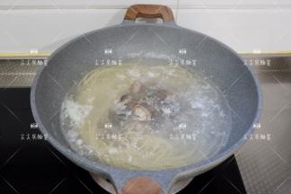 然后加入蛤蜊煮开口后关火