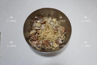 捞出沥水放入稍大的容器