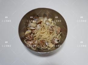 捞出沥水放入稍大的容器