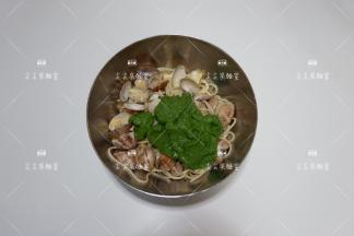 加入菠菜酱拌匀