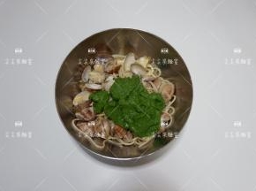 加入菠菜酱拌匀