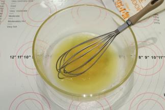 花生油与转换糖浆倒入碗中，拌至糖浆发白后静置2分钟