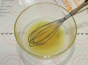 花生油与转换糖浆倒入碗中，拌至糖浆发白后静置2分钟