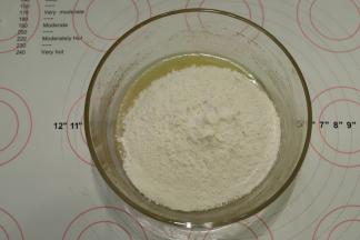 筛入广式月饼粉