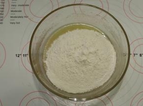 筛入广式月饼粉