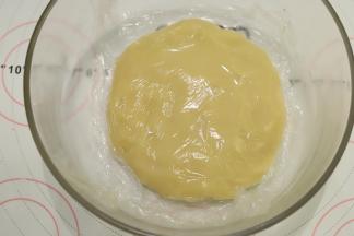 盖上保鲜膜室温静置30分钟至1小时