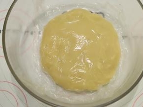 盖上保鲜膜室温静置30分钟至1小时