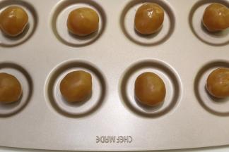 莲蓉月饼馅平均分成25克一份，搓圆