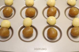 将醒好的面皮平均分成15克一份