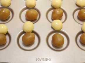 将醒好的面皮平均分成15克一份