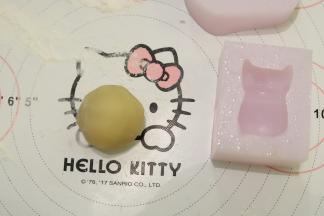 表面滚少许月饼粉防粘