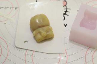 先从模具的旁边掰开，上面往下压出月饼胚