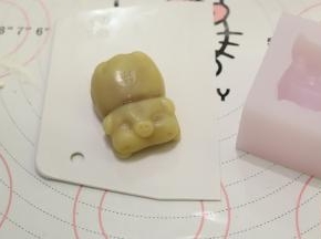 先从模具的旁边掰开，上面往下压出月饼胚