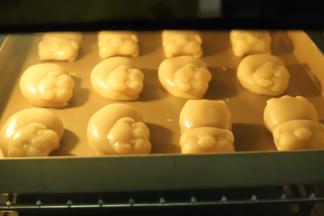 将烤盘放入预热好的烤箱内，烤5分钟