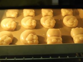 将烤盘放入预热好的烤箱内，烤5分钟