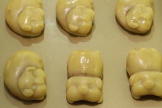 取出均匀地筛上蛋黄液，再次入炉烤10分钟