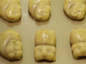 取出均匀地筛上蛋黄液，再次入炉烤10分钟