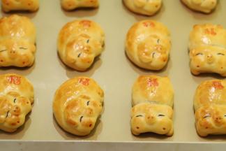 出炉放至涼透，细毛笔粘少许食用黑色素画好眼睛，红色素写上福字，密封保存，2-3天回油