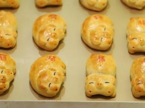 出炉放至涼透，细毛笔粘少许食用黑色素画好眼睛，红色素写上福字，密封保存，2-3天回油