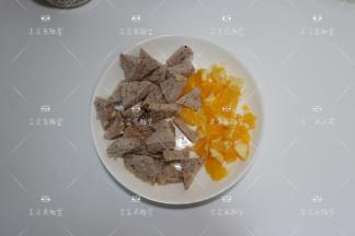 吐司片切成小块，橙子去皮切成小块