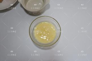 鸡蛋、牛奶、白砂糖混合拌匀做成蛋奶液备用