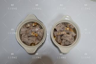 然后在铺一层吐司，依此类推将所有食材放完