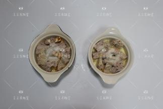 倒入蛋奶液，表面撒少许椰蓉。