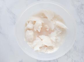 先制作饼皮。面粉中加入猪油、蜂蜜、细砂糖、水和泡打粉。