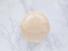 将所有材料混合，揉成一个光滑的面团。包上保鲜膜，放入冰箱冷藏20分钟。