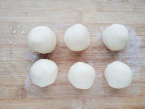 将醒好的面团分成6等份滚圆。