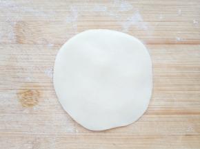 取一个面团压平擀开。