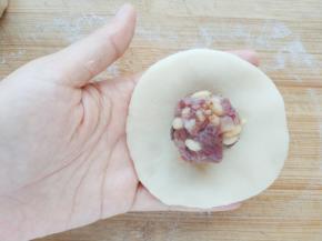 在饼皮中间放上25克松仁云腿馅。