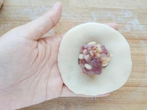 在饼皮中间放上25克松仁云腿馅。