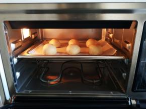 将月饼送入预热好的烤箱，中层。