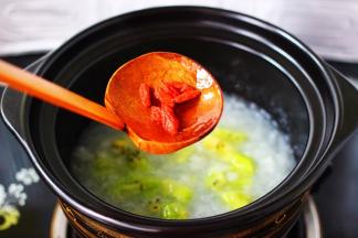 再加入提前泡发好的枸杞。