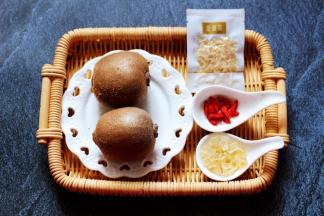 开始准备食材；一袋金燕耳，适量的枸杞，40克冰糖和猕猴桃。