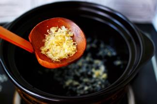 取一袋金燕耳，倒入锅中，锅中加入350ml的纯净水。