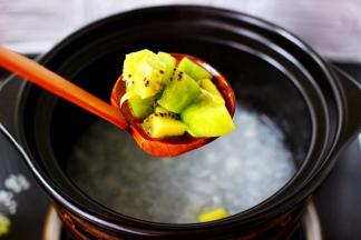 这个时候加入切块的猕猴桃。