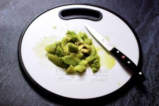 猕猴桃去皮后，用刀切成小块。