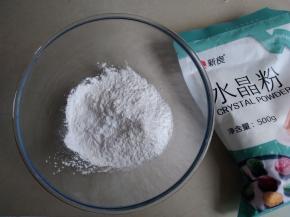 水晶粉倒入盆中