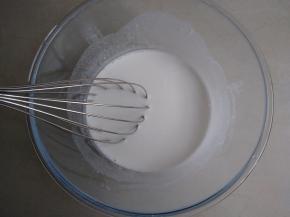 倒入清水，搅拌均匀至粉全部溶解