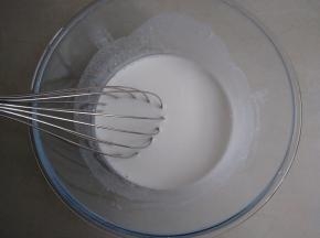 倒入清水，搅拌均匀至粉全部溶解