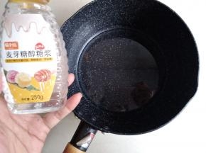 麦芽糖浆倒入不粘锅中，煮至沸腾