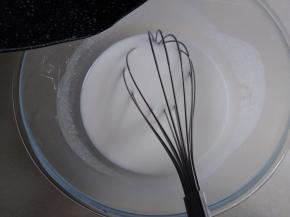 煮沸的糖浆立即倒入水晶粉糊中，搅拌均匀