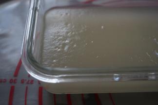 放入已经烧开的水中，隔水蒸25分钟左右，具体蒸制时间要根据火力和器皿，蒸好后晾凉