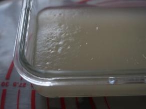 放入已经烧开的水中，隔水蒸25分钟左右，具体蒸制时间要根据火力和器皿，蒸好后晾凉