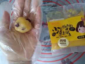 准备馅料，可以自制也可上网购买现成的馅料，分成每个25克，一共12个